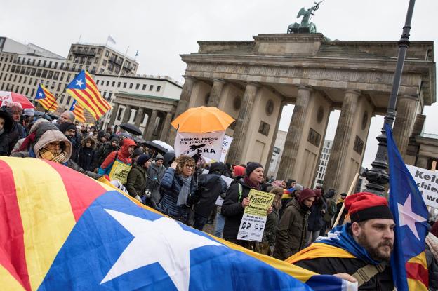 Manifestantes independentistas protestan en Berlín contra el arresto de Puigdemont. :: O. MESSINGER / EFE./
