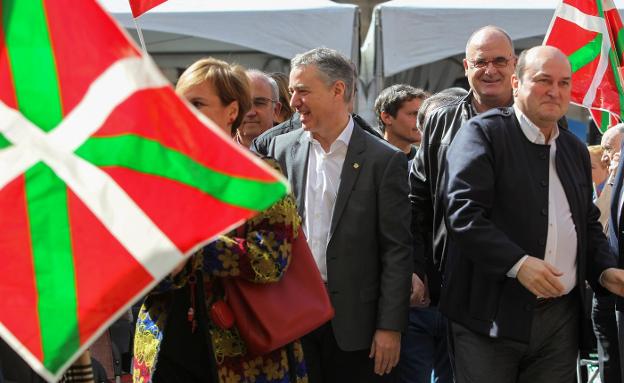 El lehendakari Urkullu y el presidente del PNV, Andoni Ortuzar, en la fiesta del Aberri Eguna, ayer, en Bilbao. :: MIGUEL TOÑA / efe/