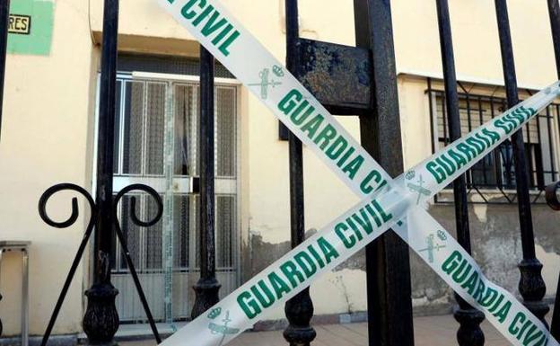 Vivienda precintada por la Guardia Civil en la que una mujer de 48 años ha muerto, en la localidad almeriense de Albox /EFE