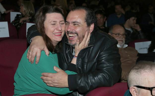 Adelfa Calvo yJoaquín Núñez, premios Goya, se abrazan.