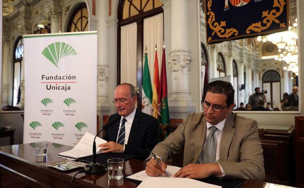 ·l director de Actividades Socioculturales de la Fundación Unicaja, Rafael Muñoz Zayas, junto al alcalde de Málaga, Francisco de la Torre. /SUR