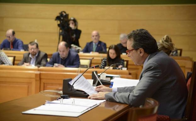 José Ortiz y parte de la bancada socialista, durante un pleno. /SUR