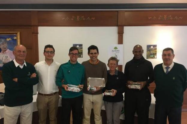 El equipo ganador de Lauro Golf posa con sus trofeos. :: sur/
