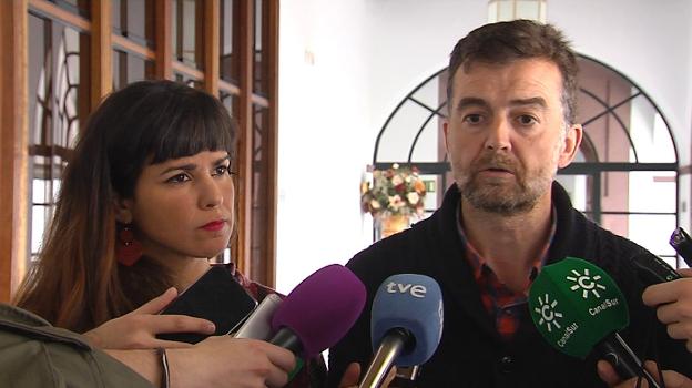 Teresa Rodríguez y Antonio Maíllo, ayer en el Parlamento. :: ep/