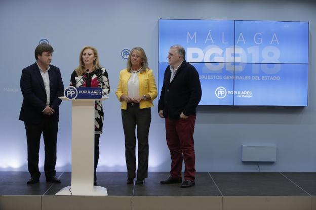 España, junto a diputados y senadores del PP, ayer durante la valoración de las cuentas. :: ñito salas/