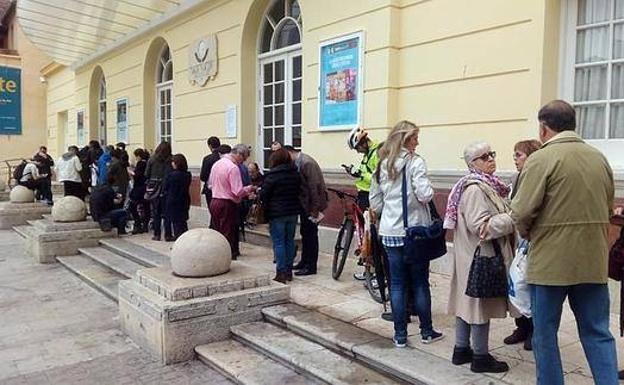 Colas el año pasado en el Cervantes para comprar entradas para el Festival. /F. G.