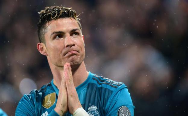 Cristiano agradece a la afición italiana sus aplausos tras el gol de chilena./REUTERS