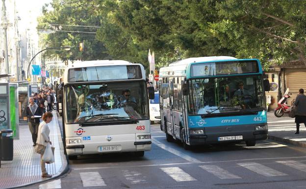 Decenas de autobuses circulan a diario por la Alameda Principal. /SUR