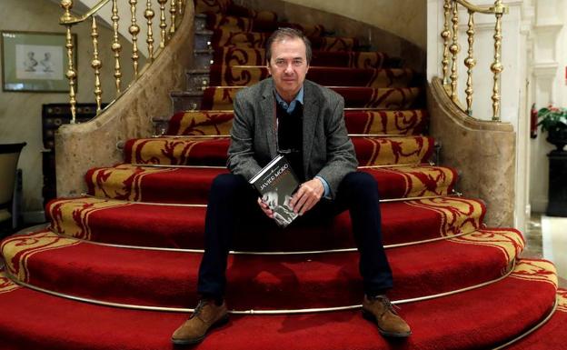 Javier Moro, con el libro de la polémica, 'Mi pecado', entre sus manos./EFE