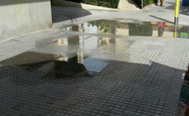 El agua huele mal.