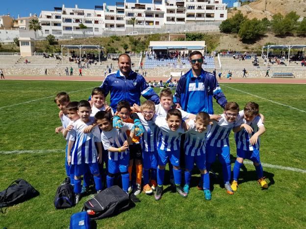 Los prebenjamines del conjunto nerjeño, tras un partido. :: e. c./