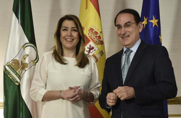 Susana Díaz y Javier González de Lara, ayer en San Telmo. /Raúl Caro. Efe