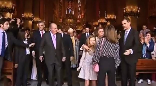 Momento en que la reina Letizia trata de impedir que doña Sofía se haga una foto con sus nietas, lo que provoca la intervención del Rey. :: r. c.
/