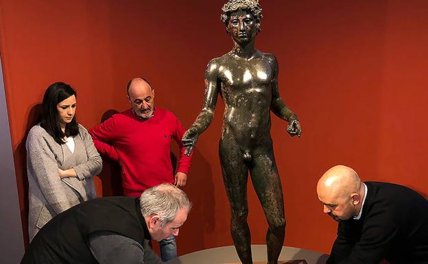 Técnicos del museo antequerano, ayer con la obra. /Antonio J. Guerrero
