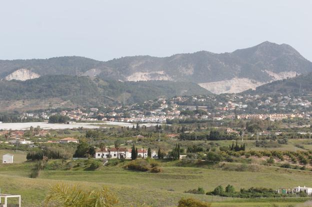 Cantera ilegal de Pinos de Alhaurín, en la que se ha documentado presunta actividad industrial. :: f. torres/
