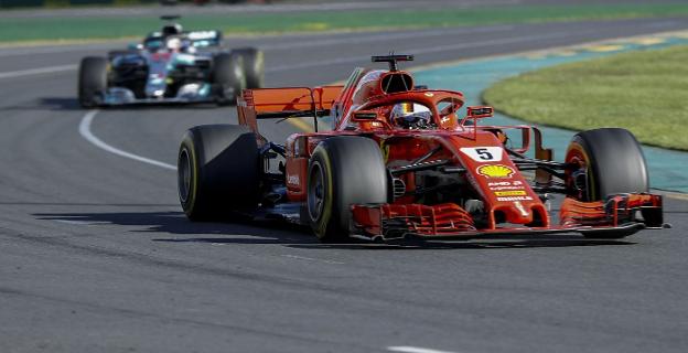 Sebastian Vettel, con su Ferrari, por delante del Mercedes de Lewis Hamilton en la primera carrera de la temporada. :: DAVE ACREE. EFE/