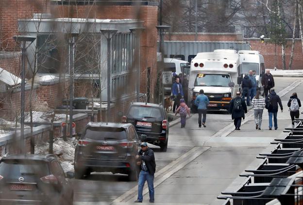 Varias personas abandonaban ayer la Embajada de EE UU en Moscú, después de las expulsiones provocadas por el 'caso Skripal'. :: S. C. / efe/