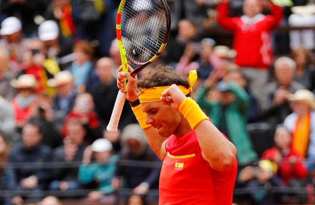 Rafa Nadal, en un gesto triunfal ayer. :: reuters/