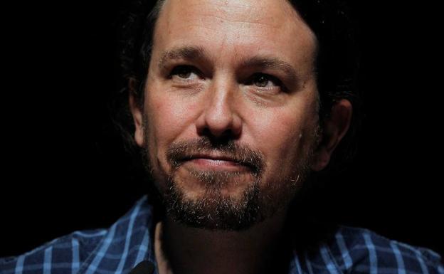 Pablo Iglesias mira a sus simpatizantes. /Víctor Lerena (Efe)