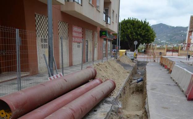Trabajos de instalación de los colectores, ayer en Antonio Millón. /E. C.