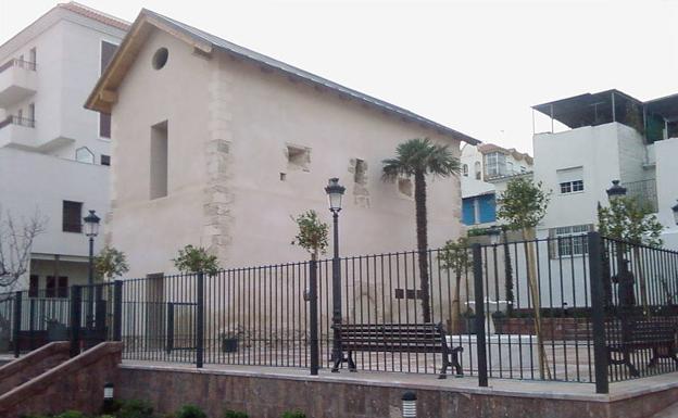 El edificio está situado en el centro de Arroyo de la Miel. /SUR