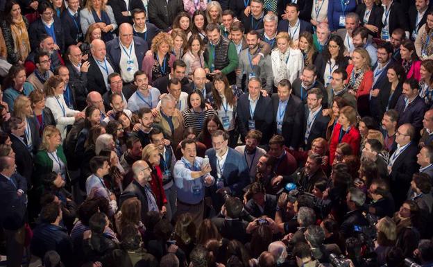 Juanma Moreno hace un selfie con Rajoy y toda la delegación andaluza que asiste a la Convención de Sevilla. /Efe