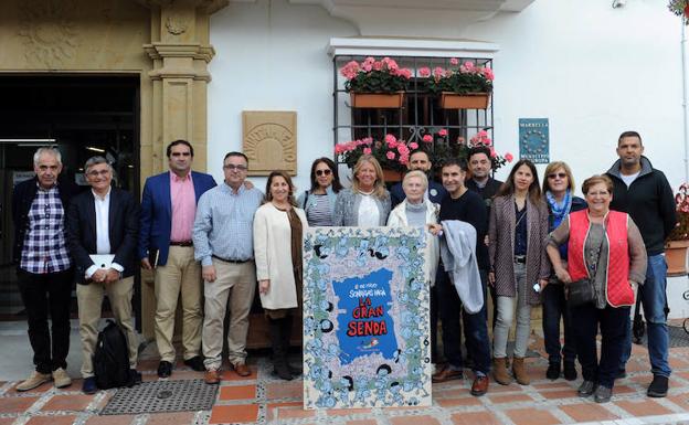 Asistentes a la presentación de la caminata en Marbella. /Josele-Lanza -