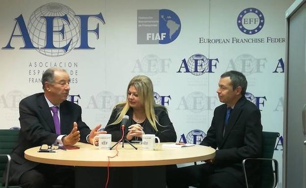 El director gerente de la Asociación Española de Franquiciadores, Eduardo Abadía, Victoria Canadá y Juan Carlos Martín, en una presentación. /SUR