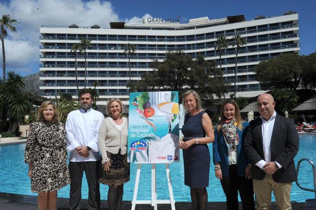 Los organizadores y patrocinadores del congreso posan junto al cartel del I Premio Costa del Sol All Stars./Josele-Lanza