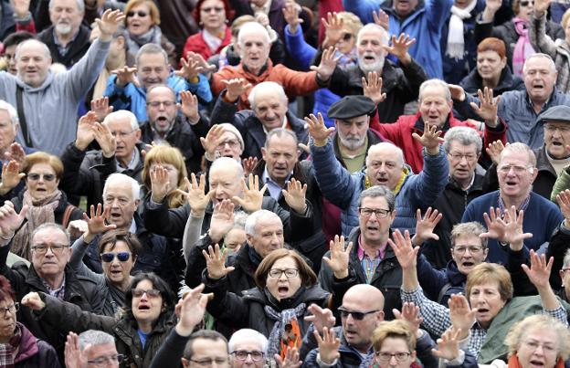 Pensionistas en una de las concentraciones en defensa de unas pensiones dignas y de su actualización con el IPC. :: luis tejido/