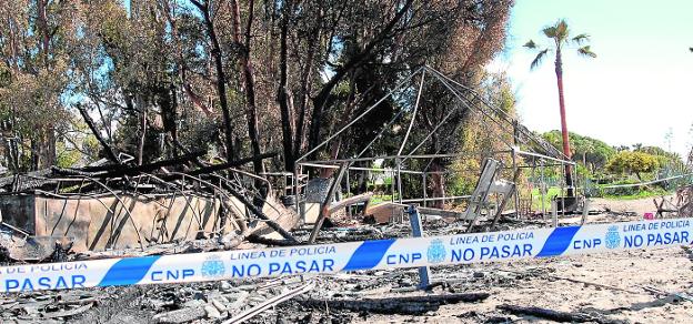 Estado en el que quedó la estructura del establecimiento, que estaba hecha de madera, tras el incendio del domingo. :: charo márquez/