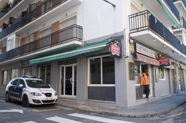 Edificio de Blanes donde ayer se produjo el asesinato machista. :: efe/