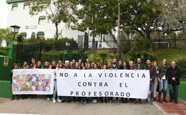 Concentración de profesores, esta mañana en el centro. /Josele-Lanza