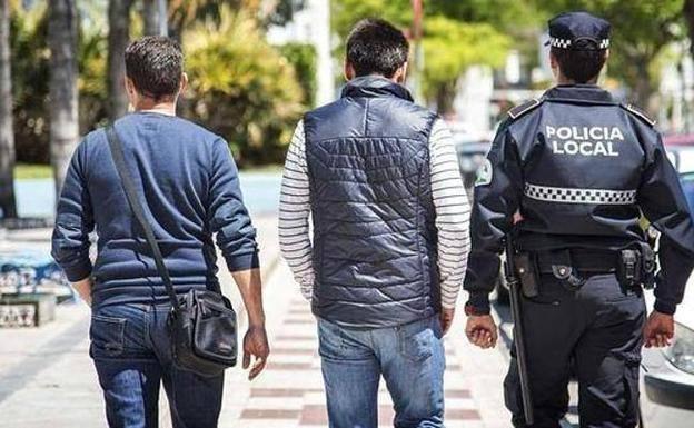 Los empresarios solicitan mayor presencia policial en verano. /SUR
