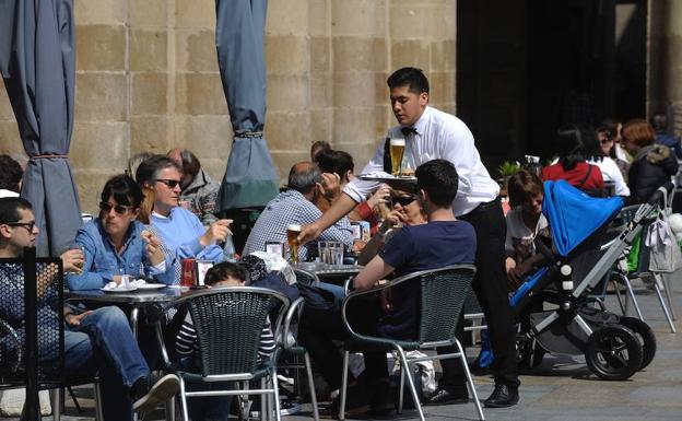 Camarero figura entre las ofertas de trabajo de esta semana./