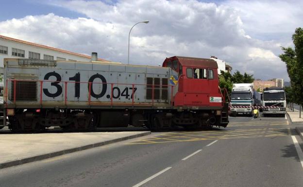 Paso de un tren de mercancías hacia el puerto. /Ñito Salas