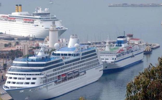 Imagen de archivo de varios cruceros atracados en Málaga. /