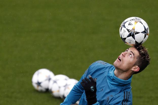Cristiano Ronaldo, durante el entrenamiento de ayer en Valdebebas. :: javier lizón / efe/