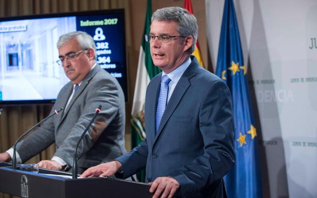 Arellano y Blanco, ayer tras el Consejo de Gobierno. :: efe/