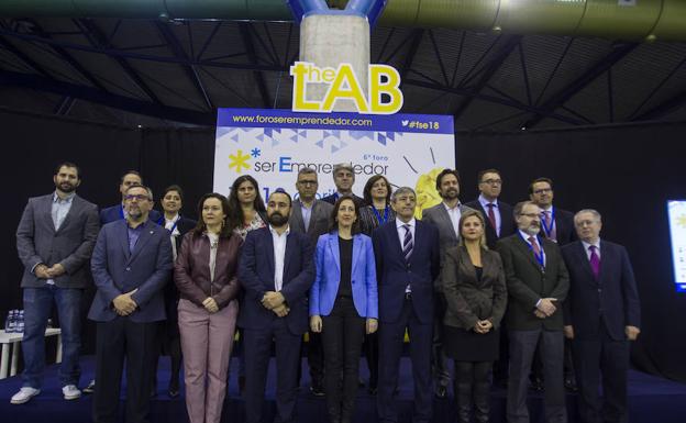 Autoridades y representantes de empresas e instituciones colaboradoras.