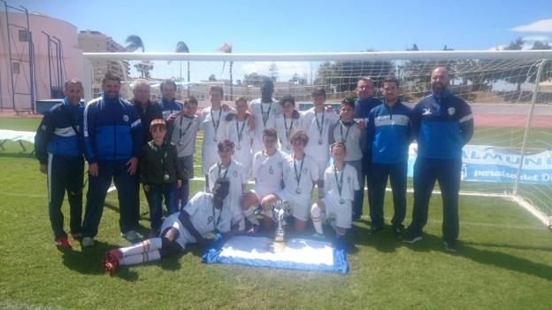 Los jugadores y técnicos de la selección malagueña, con el título de campeones de Andalucía . :: sur/