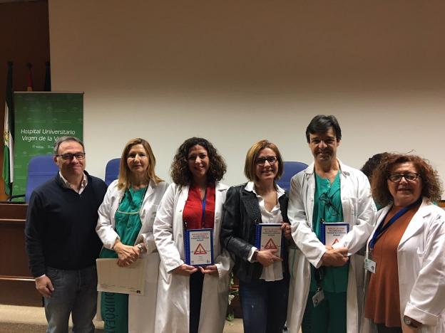 Profesionales del equipo de anestesia del Hospital Clínico, en la presentación celebrada ayer. :: sur/