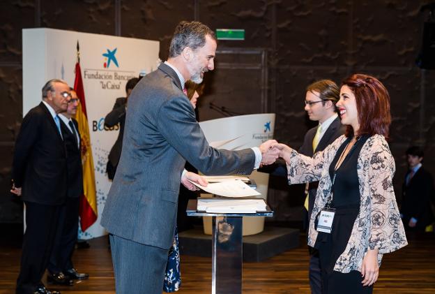 El Rey entrega la beca a Irene Alcubilla. /