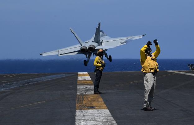 Un FA-18 despega desde el portaaviones estadounidense 'Theodore Roosevelt', que participó en operaciones en Oriente Medio. :: t. aljibe / afp/