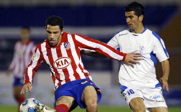 Santi Moreno (derecha), junto a Maxi Rodríguez en un Marbella-Atlético.