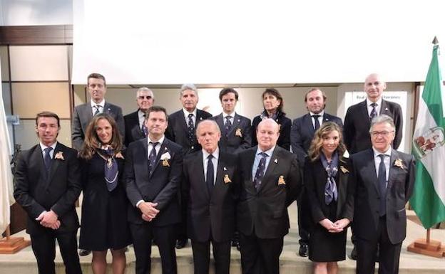 Foto de familia de los integrantes de la nueva junta directiva. /