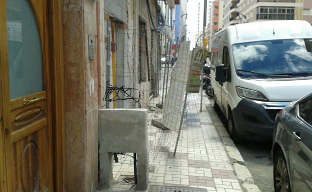 La valla corta el paso.