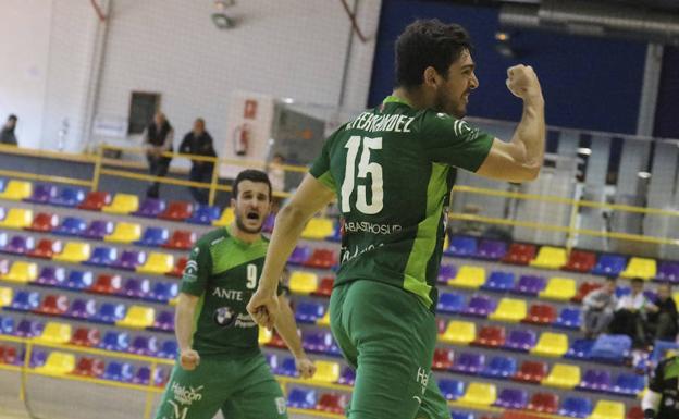 Miguel Fernández celebra un gol del UMA. /Antonio J. Guerrero