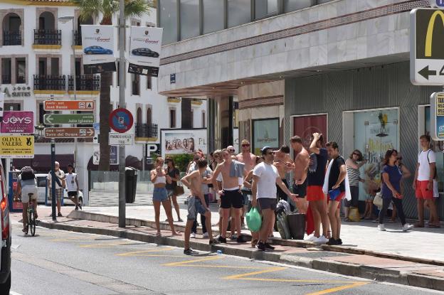 Turistas esperando en una parada de taxi de Puerto Banús el pasado verano ./Josele-Lanza