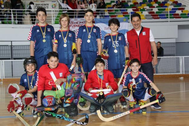 Los fuengiroleños, con su entrenador Javier Fernández. :: sur/